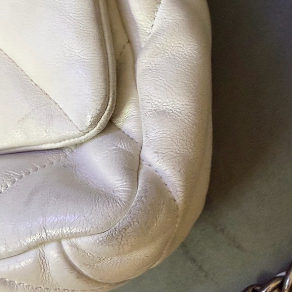 Chanel 19 White Quilted Leather Bag - Picture 4 of 12